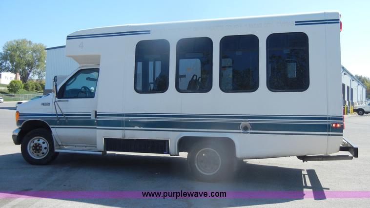 image for item D4862 2003 Ford Econoline E350 Super Duty bus