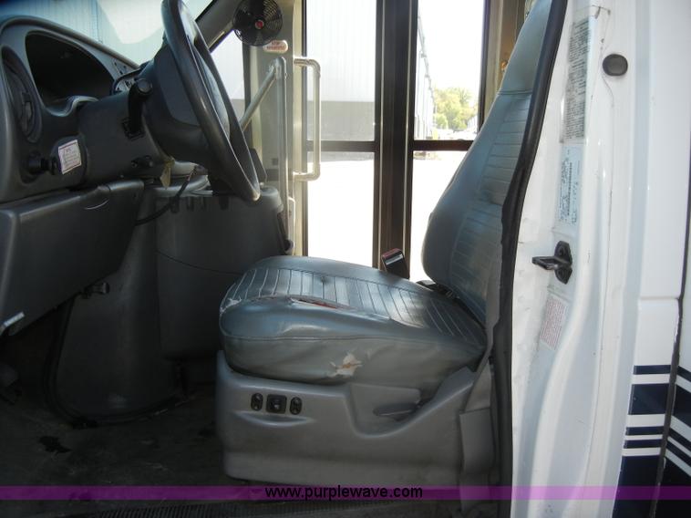 image for item D4862 2003 Ford Econoline E350 Super Duty bus