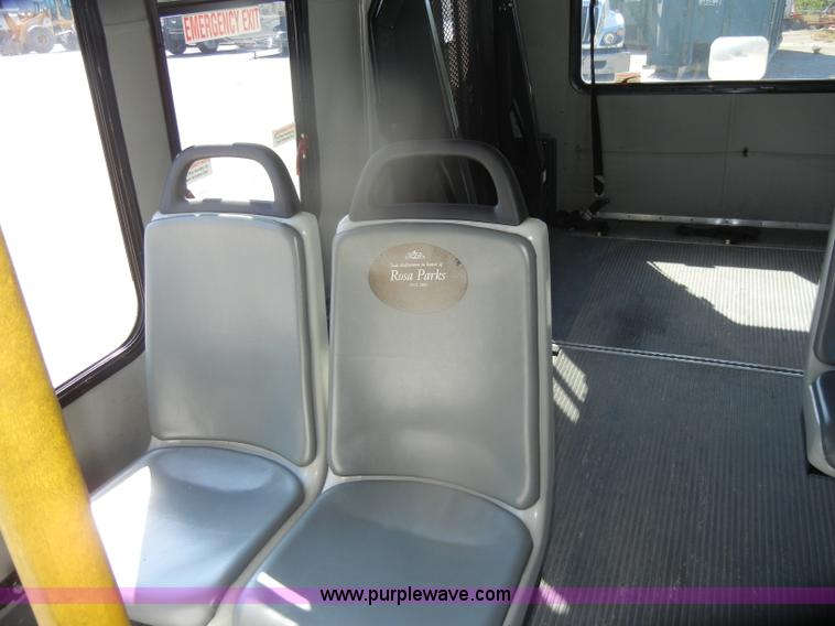 image for item D4862 2003 Ford Econoline E350 Super Duty bus