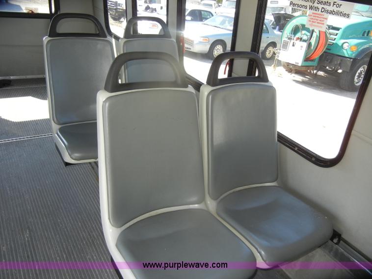 image for item D4862 2003 Ford Econoline E350 Super Duty bus