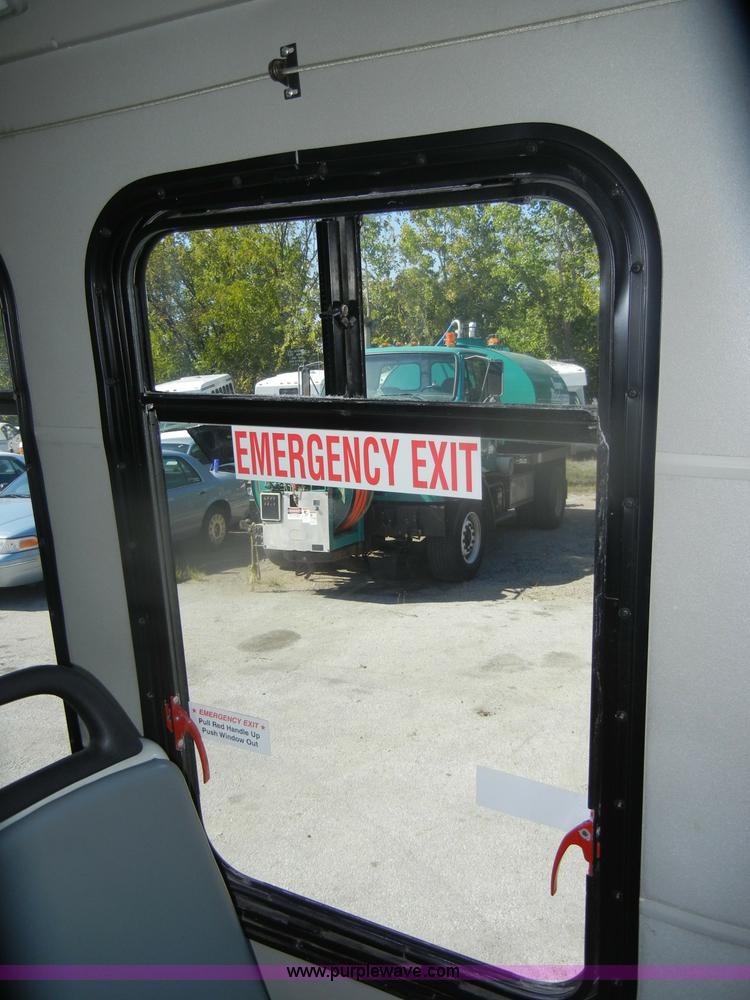 image for item D4862 2003 Ford Econoline E350 Super Duty bus