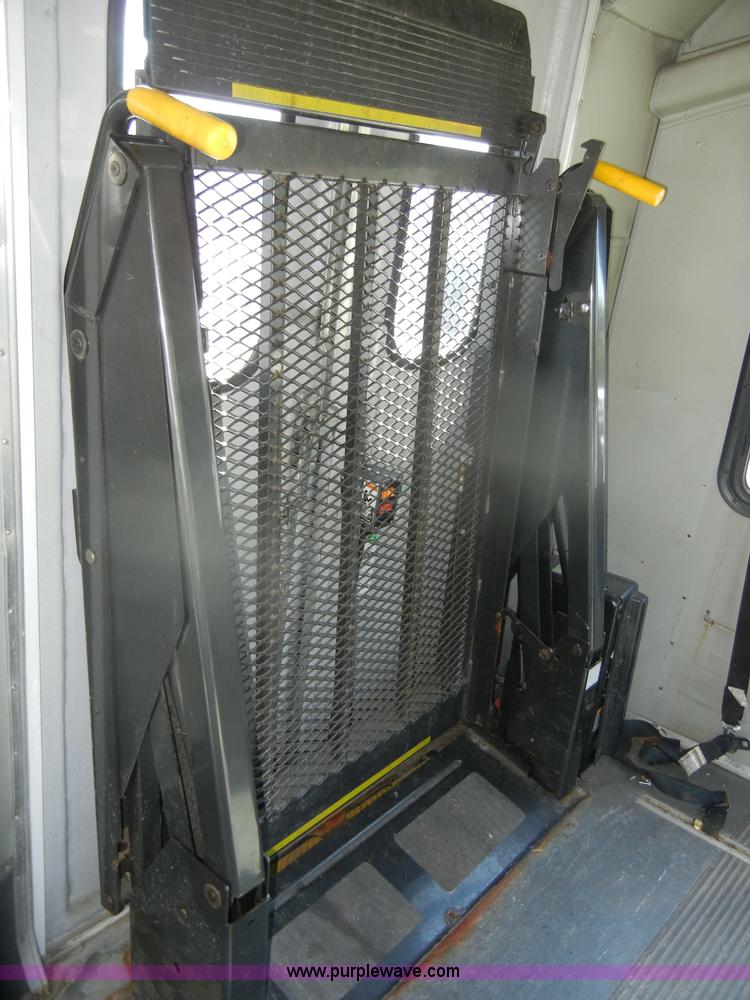 image for item D4862 2003 Ford Econoline E350 Super Duty bus