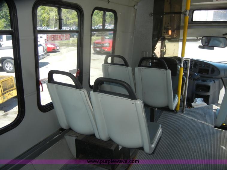 image for item D4862 2003 Ford Econoline E350 Super Duty bus