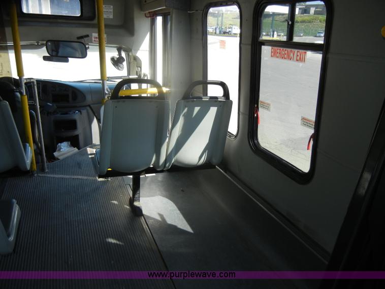image for item D4862 2003 Ford Econoline E350 Super Duty bus