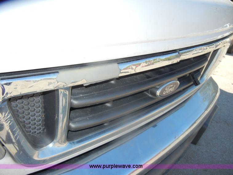 image for item D4862 2003 Ford Econoline E350 Super Duty bus