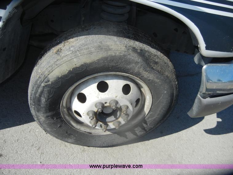 image for item D4862 2003 Ford Econoline E350 Super Duty bus