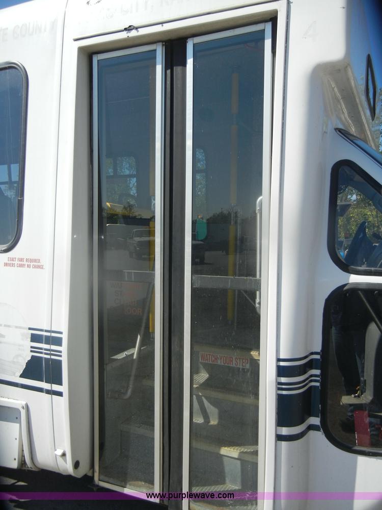 image for item D4862 2003 Ford Econoline E350 Super Duty bus