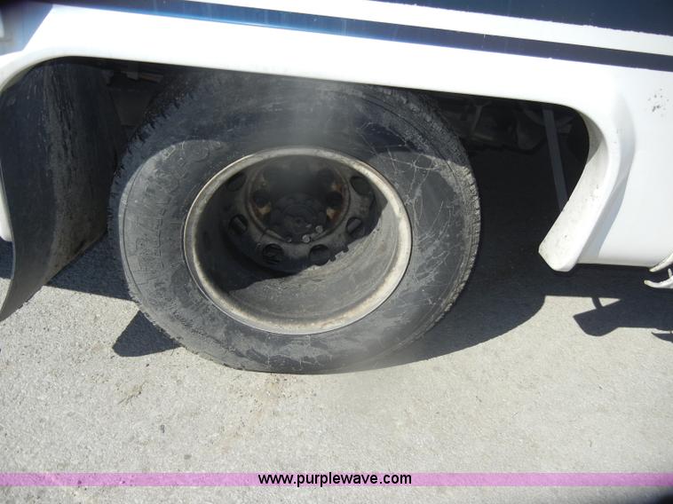 image for item D4862 2003 Ford Econoline E350 Super Duty bus