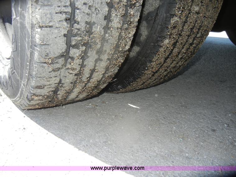 image for item D4862 2003 Ford Econoline E350 Super Duty bus