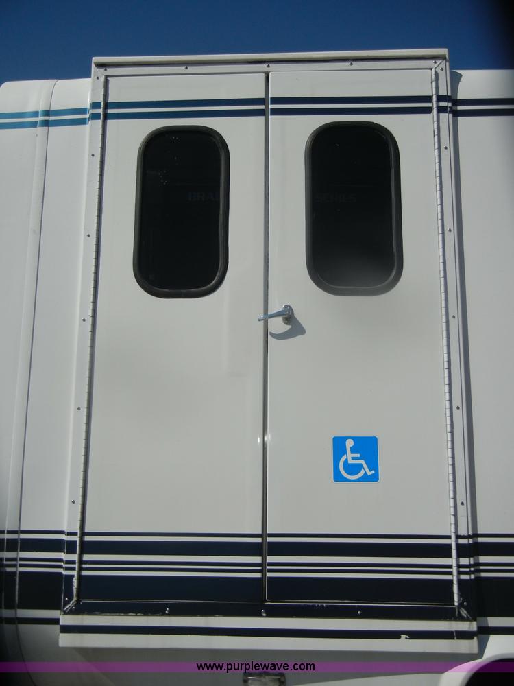 image for item D4862 2003 Ford Econoline E350 Super Duty bus