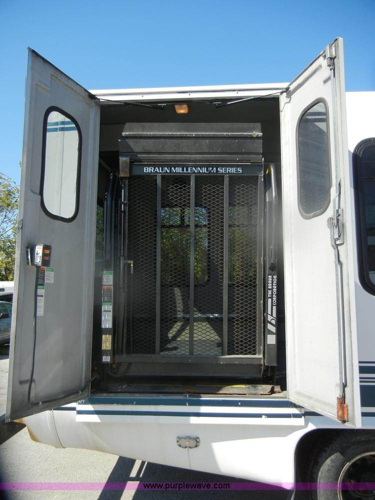 image for item D4862 2003 Ford Econoline E350 Super Duty bus