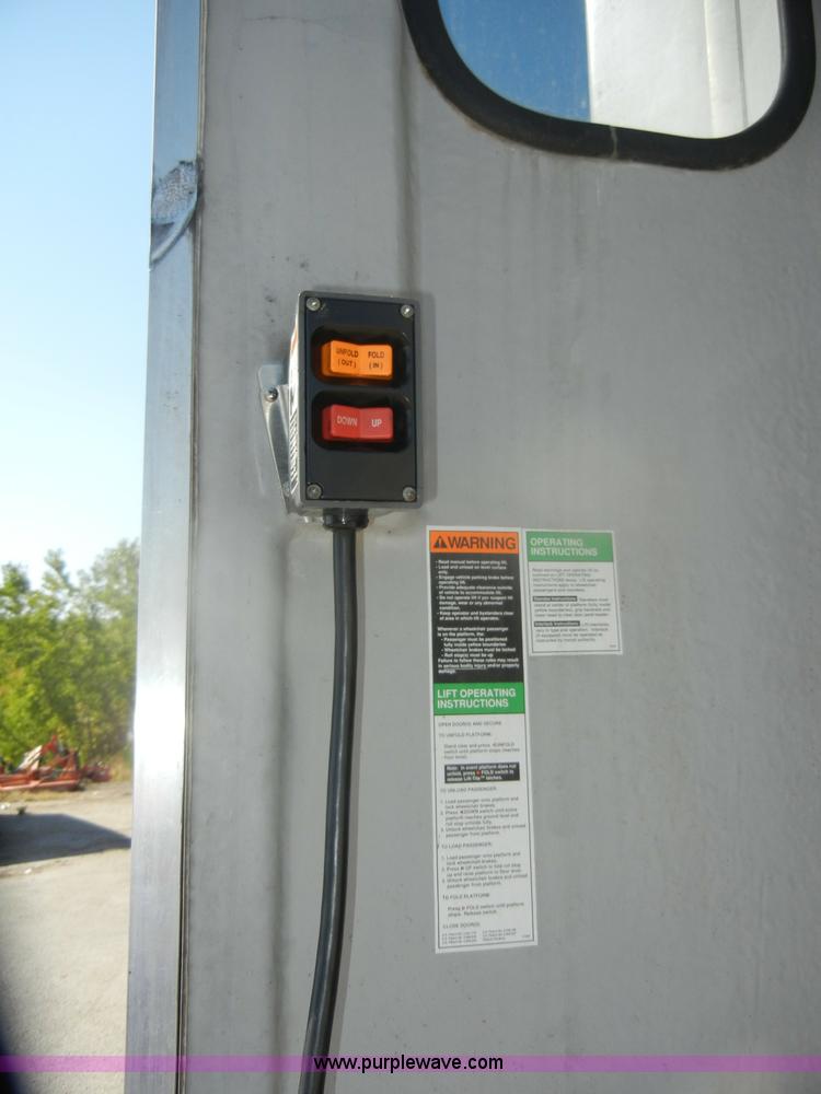 image for item D4862 2003 Ford Econoline E350 Super Duty bus