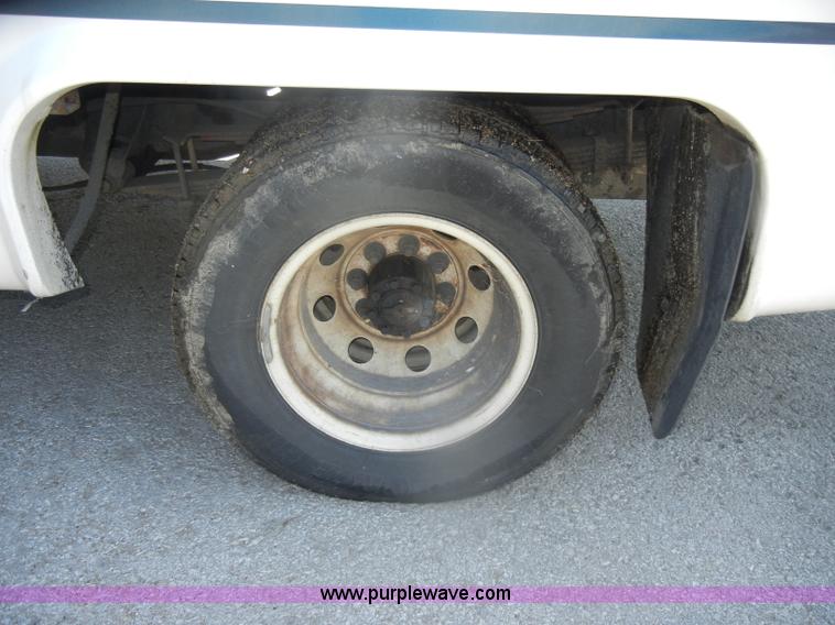 image for item D4862 2003 Ford Econoline E350 Super Duty bus