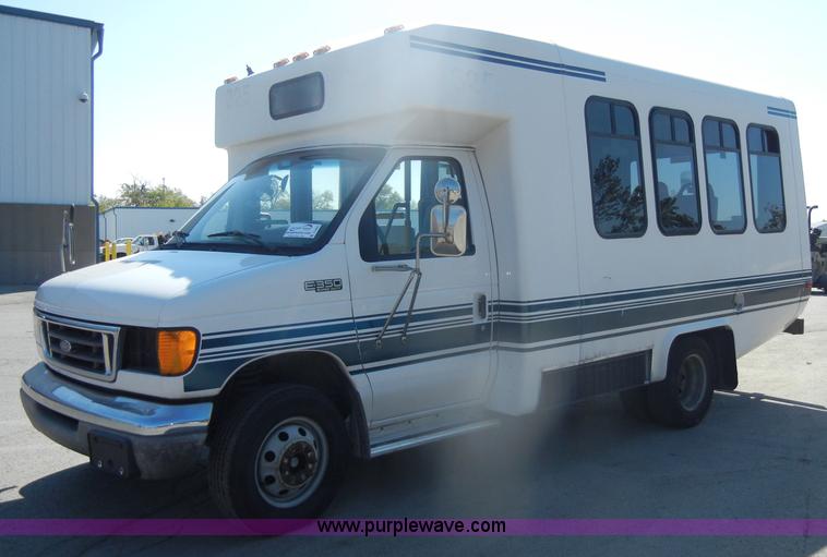 image for item D4863 2003 Ford Econoline E350 Super Duty bus