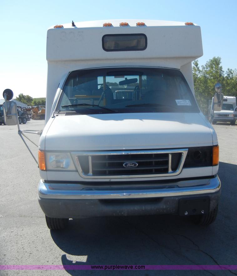 image for item D4863 2003 Ford Econoline E350 Super Duty bus