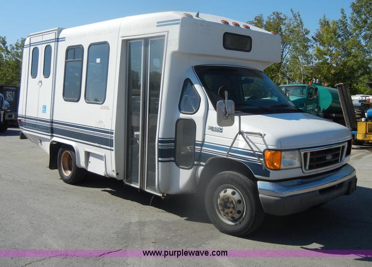image for item D4863 2003 Ford Econoline E350 Super Duty bus