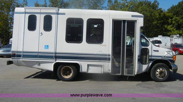 image for item D4863 2003 Ford Econoline E350 Super Duty bus