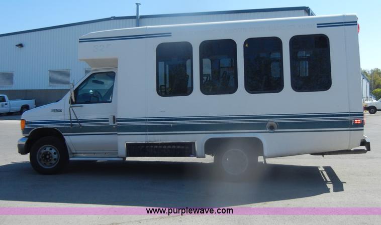 image for item D4863 2003 Ford Econoline E350 Super Duty bus