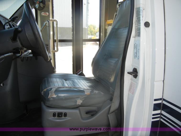 image for item D4863 2003 Ford Econoline E350 Super Duty bus
