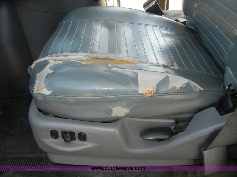 image for item D4863 2003 Ford Econoline E350 Super Duty bus
