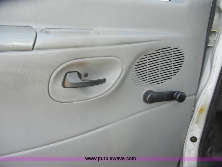 image for item D4863 2003 Ford Econoline E350 Super Duty bus