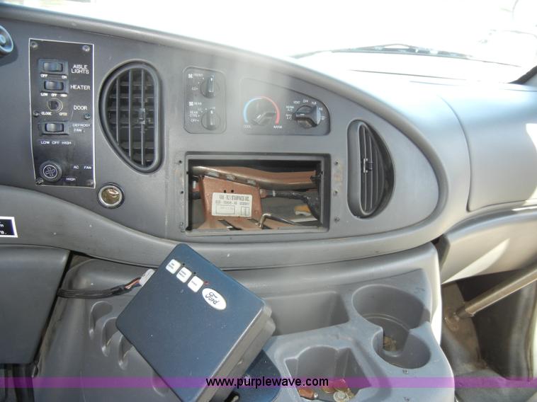 image for item D4863 2003 Ford Econoline E350 Super Duty bus