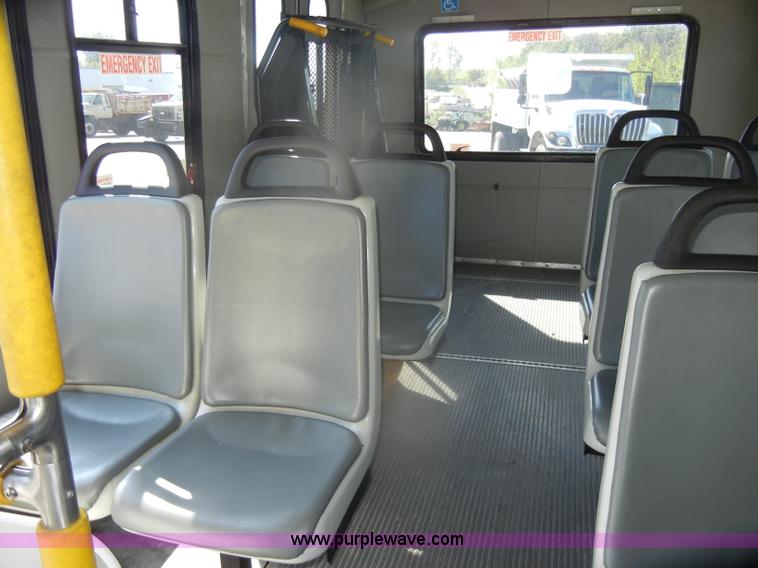 image for item D4863 2003 Ford Econoline E350 Super Duty bus