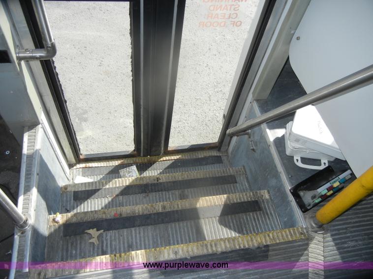 image for item D4863 2003 Ford Econoline E350 Super Duty bus