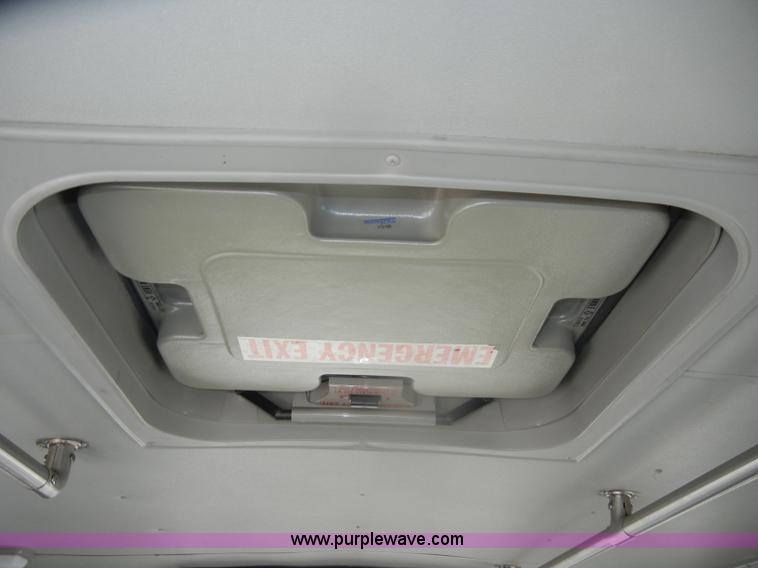 image for item D4863 2003 Ford Econoline E350 Super Duty bus