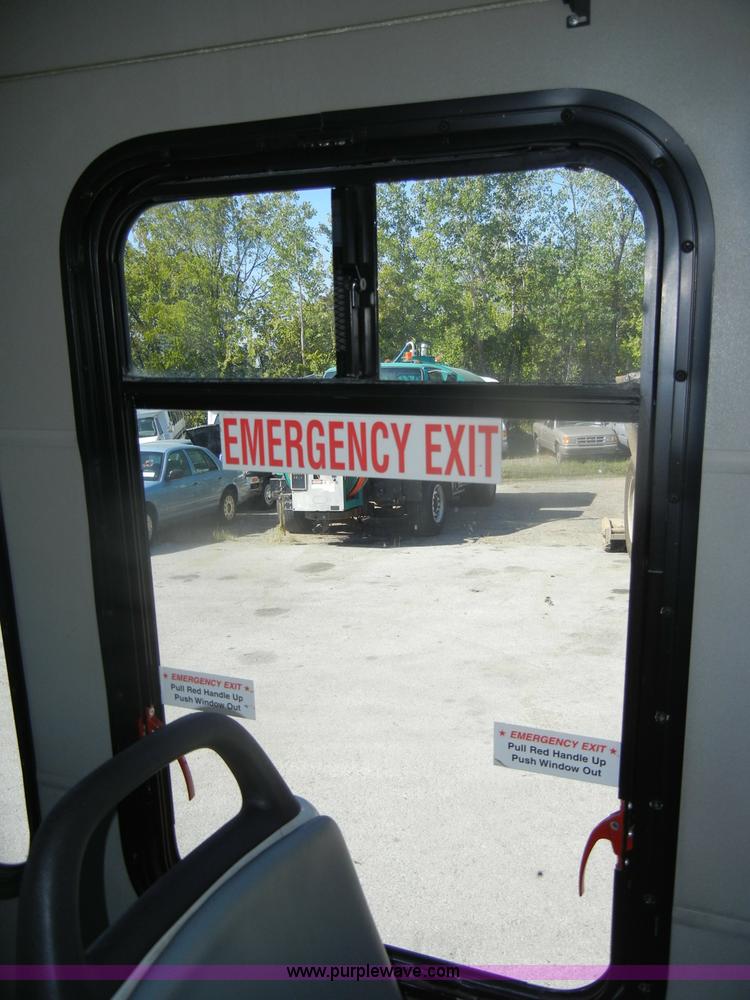 image for item D4863 2003 Ford Econoline E350 Super Duty bus