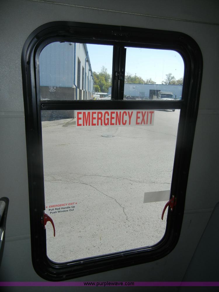 image for item D4863 2003 Ford Econoline E350 Super Duty bus