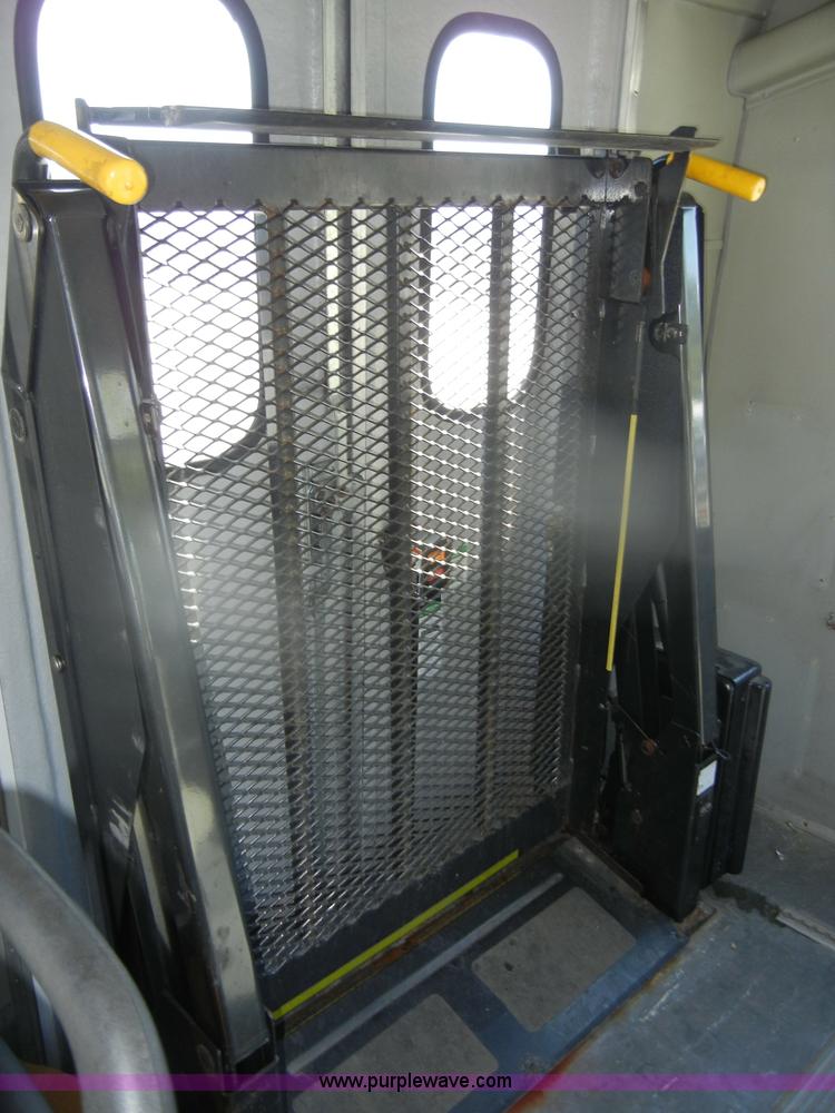 image for item D4863 2003 Ford Econoline E350 Super Duty bus