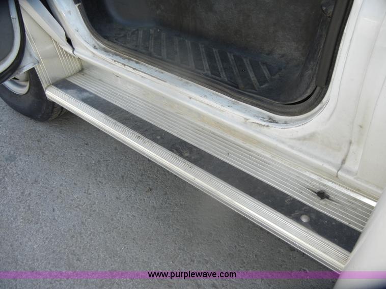 image for item D4863 2003 Ford Econoline E350 Super Duty bus