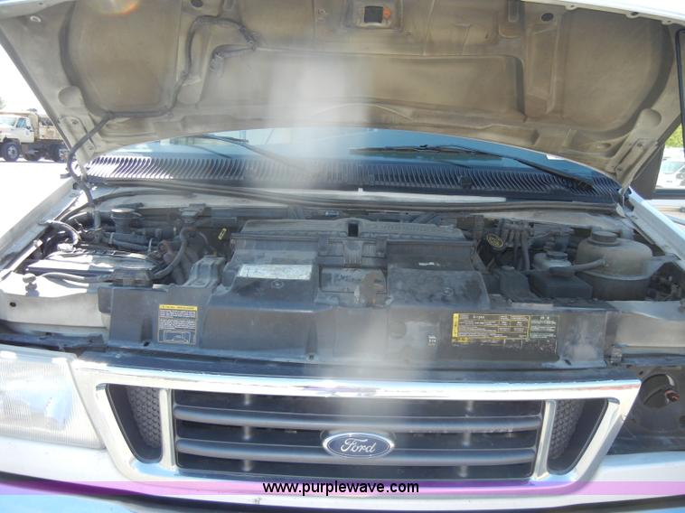 image for item D4863 2003 Ford Econoline E350 Super Duty bus