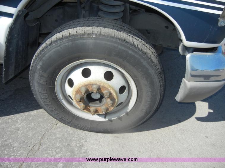 image for item D4863 2003 Ford Econoline E350 Super Duty bus