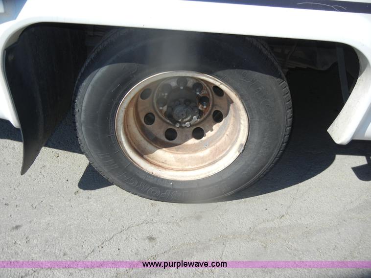 image for item D4863 2003 Ford Econoline E350 Super Duty bus