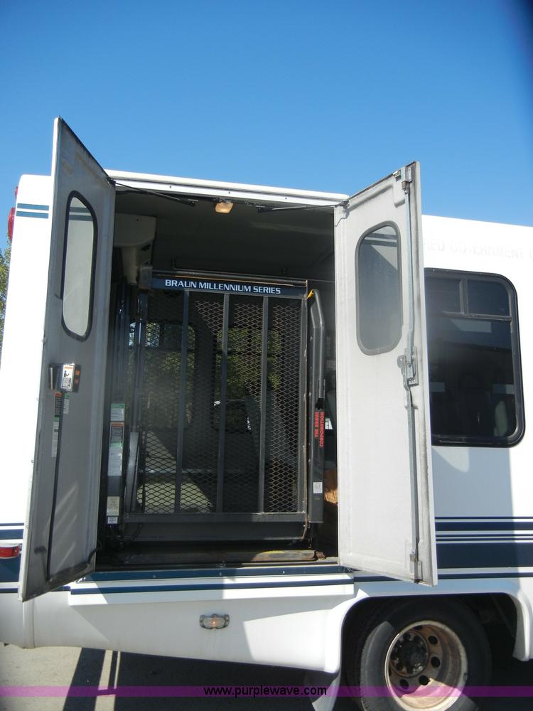 image for item D4863 2003 Ford Econoline E350 Super Duty bus