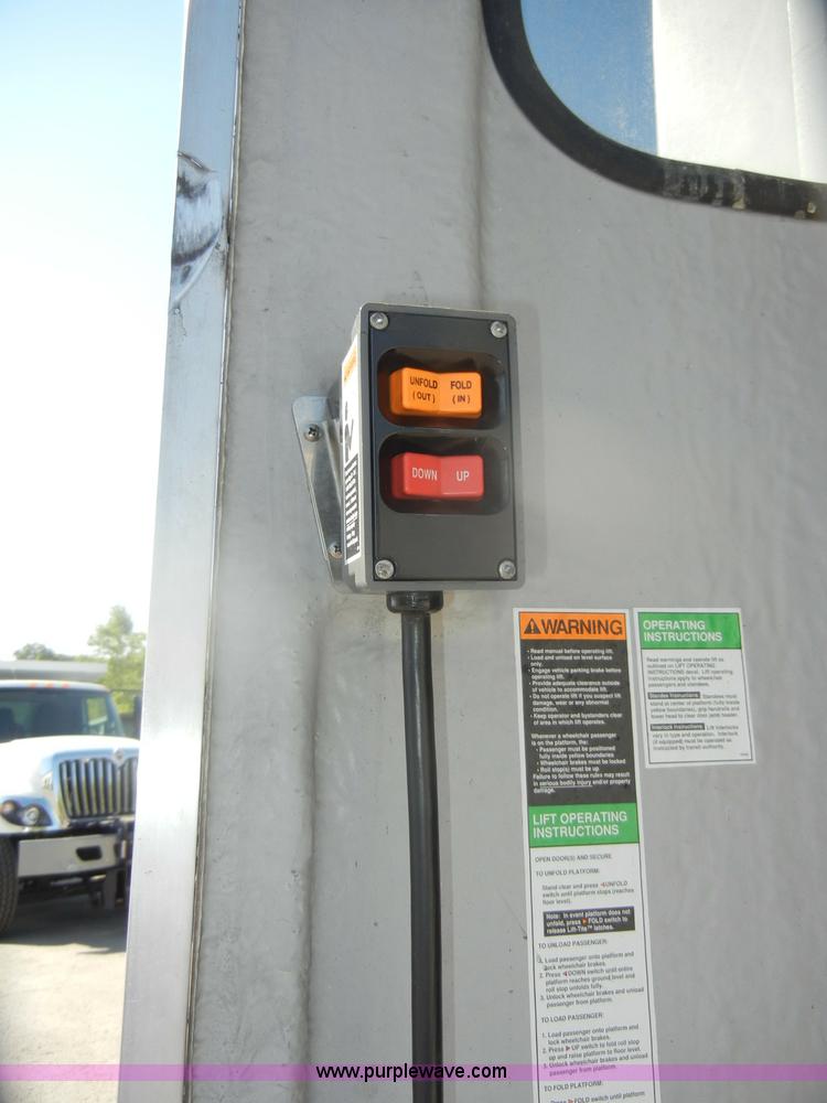 image for item D4863 2003 Ford Econoline E350 Super Duty bus