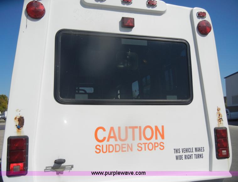 image for item D4863 2003 Ford Econoline E350 Super Duty bus