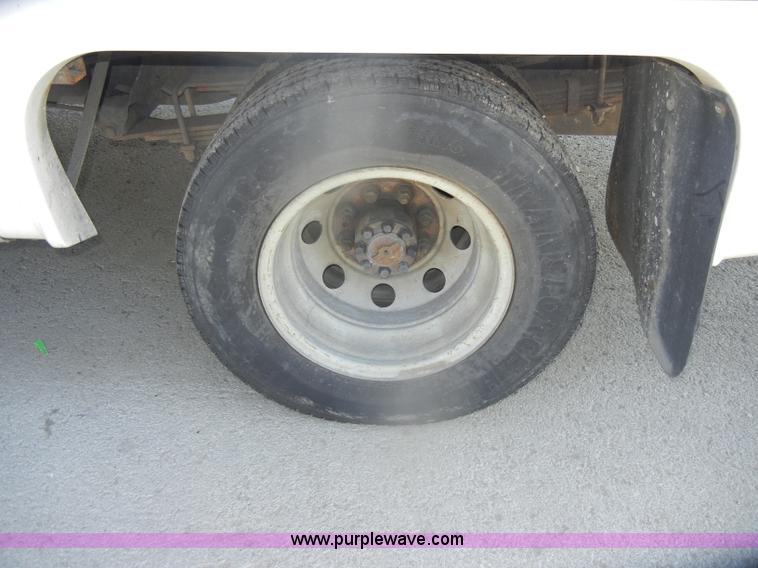 image for item D4863 2003 Ford Econoline E350 Super Duty bus
