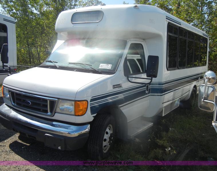 image for item D4864 2006 Ford Econoline E450 Super Duty bus