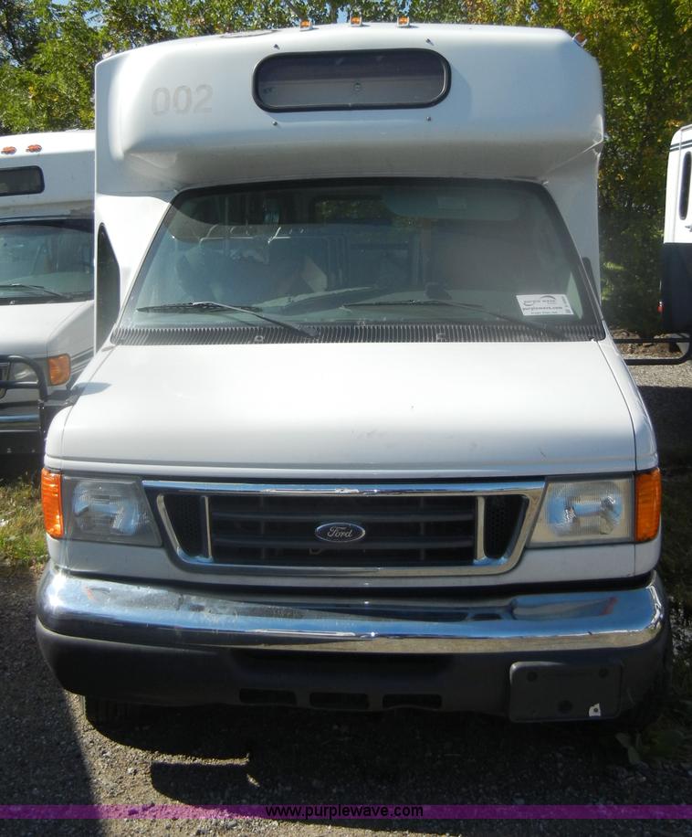 image for item D4864 2006 Ford Econoline E450 Super Duty bus