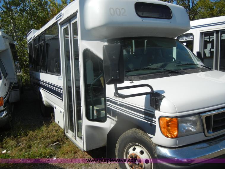 image for item D4864 2006 Ford Econoline E450 Super Duty bus