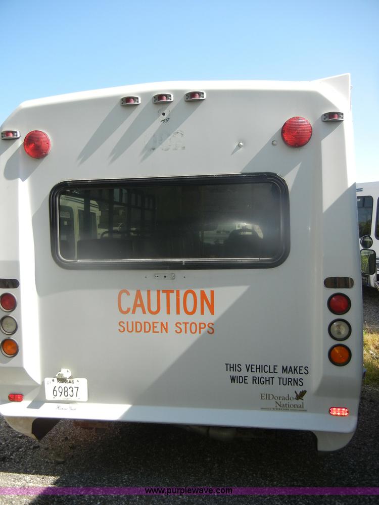 image for item D4864 2006 Ford Econoline E450 Super Duty bus