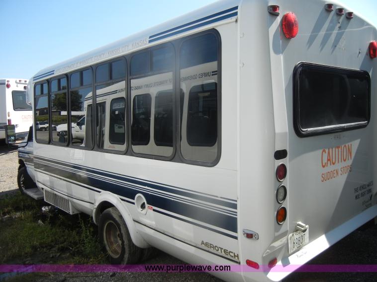 image for item D4864 2006 Ford Econoline E450 Super Duty bus