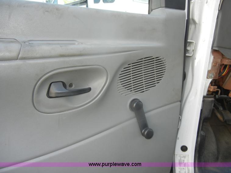 image for item D4864 2006 Ford Econoline E450 Super Duty bus