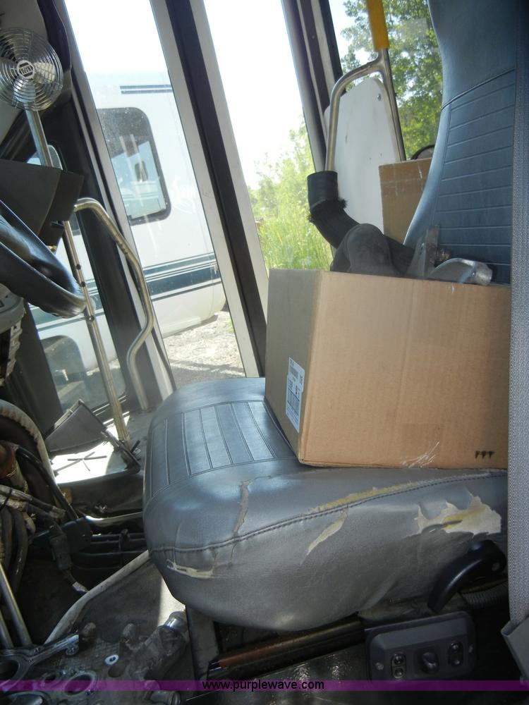 image for item D4864 2006 Ford Econoline E450 Super Duty bus
