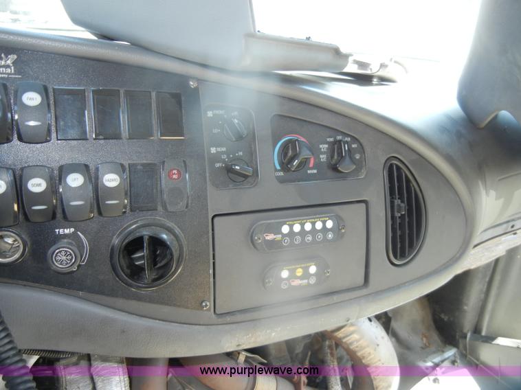 image for item D4864 2006 Ford Econoline E450 Super Duty bus
