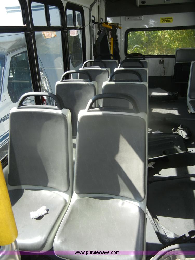image for item D4864 2006 Ford Econoline E450 Super Duty bus