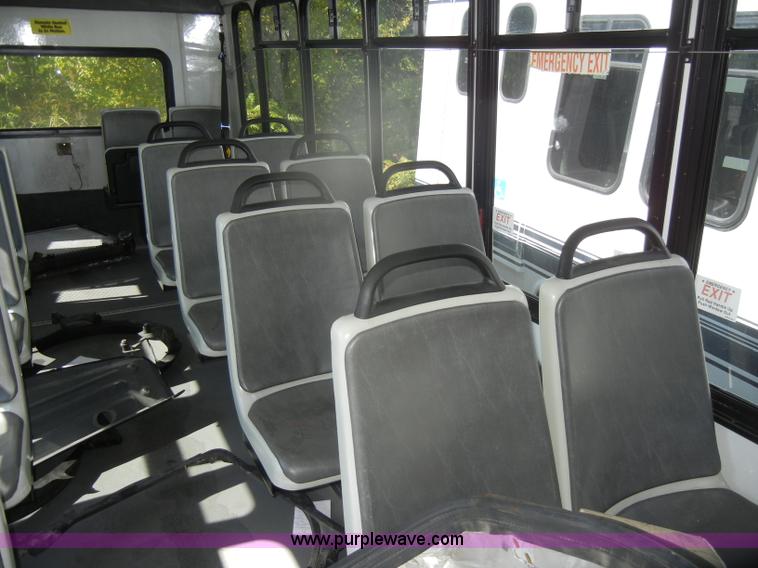 image for item D4864 2006 Ford Econoline E450 Super Duty bus